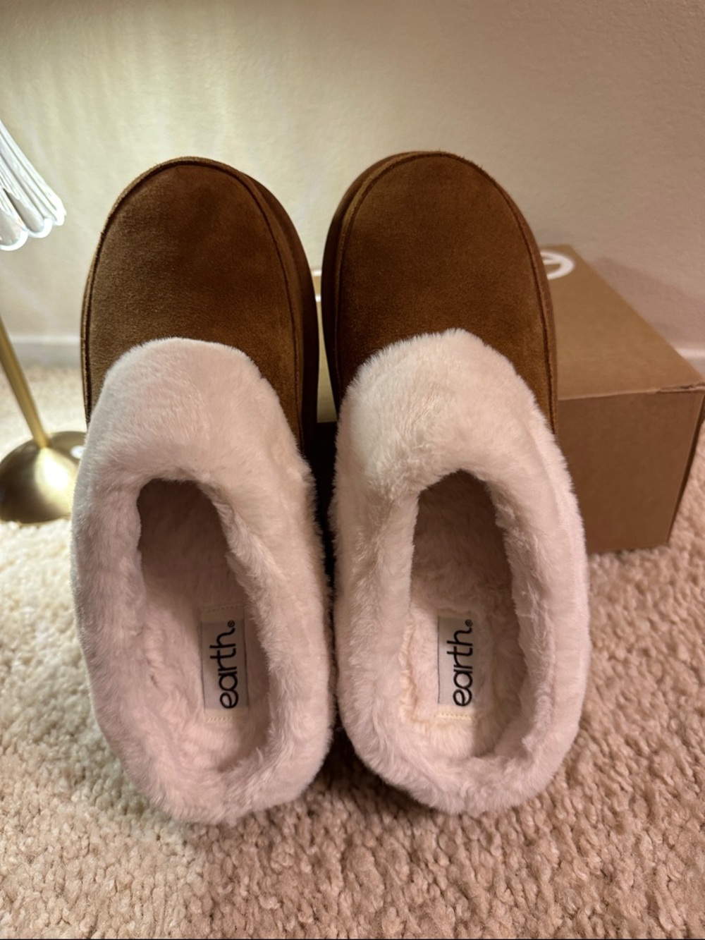 Earth medium brown slippers cozy and comfy. Size 9 - Picture 5 of 7